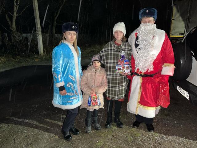 В Грачевском муниципальном округе «Полицейский Дед Мороз» навестил детей, находящихся в трудной жизненной ситуации