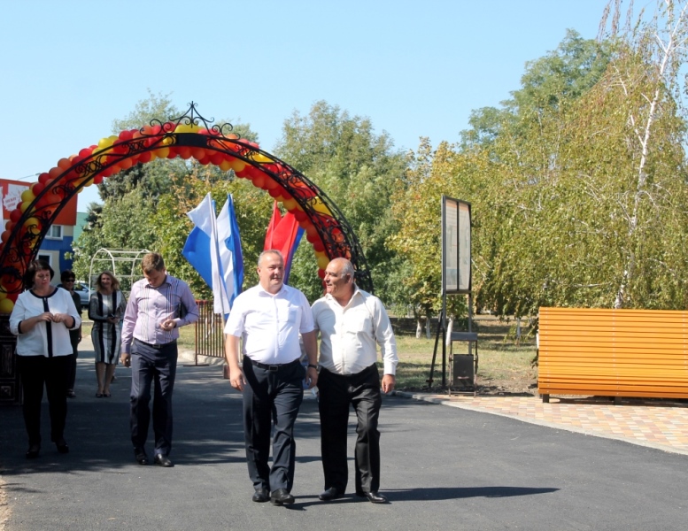 Погода в грачевке ставропольского края. Площадь Грачевки Ставропольский край. Парк в Грачевке Ставропольский край. Село Грачевка Ставропольский край ЗАКС. Численность населения с Грачевка Ставропольского края.